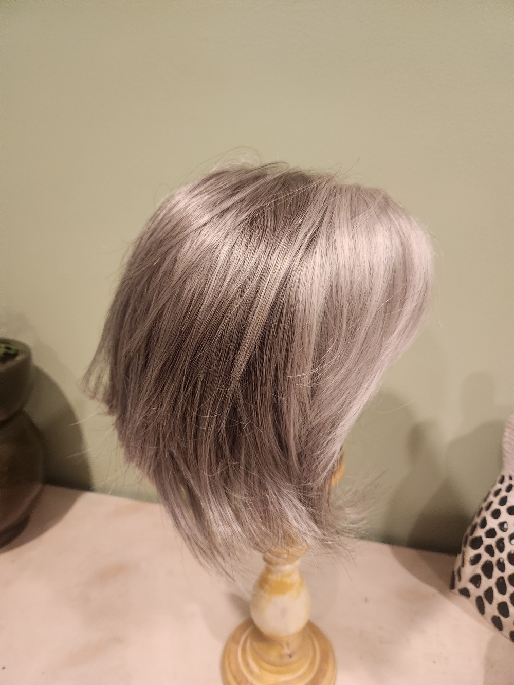 AMO Silver Gray Short Layered Wig